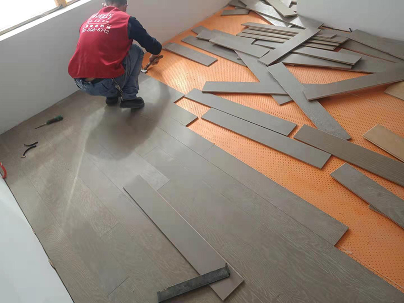 室內(nèi)不敲瓷磚可以直接鋪木地板嗎？聰明人都這么干！(圖3)