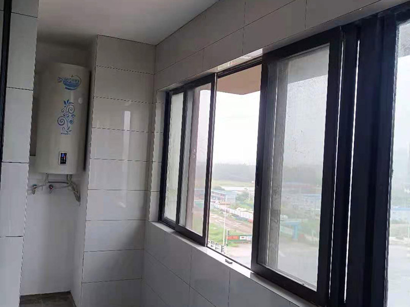 封閉式陽臺墻壁漏水怎么辦？陽臺墻面翻新方案分享(圖2)